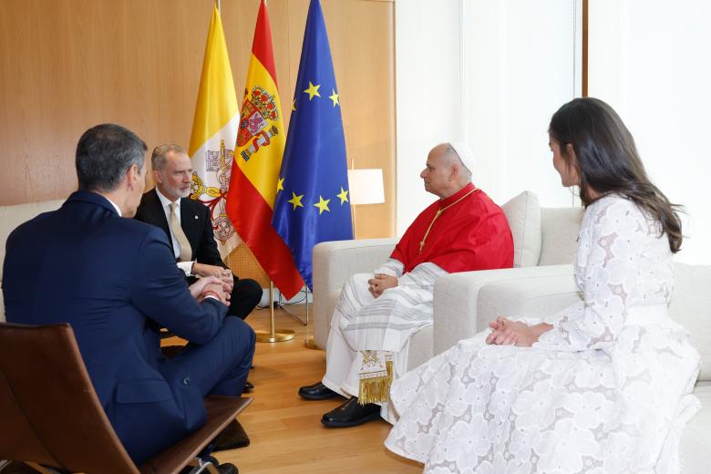 Tras el recibimiento al Papa León XIV en el Pabellón de Estado del Aeropuerto Adolfo Suárez Madrid-Barajas, los Reyes han mantenido un breve encuentro con Su Santidad, en el que también ha estado presente el presidente del Gobierno de España, antes de partir al Palacio Real de Madrid.