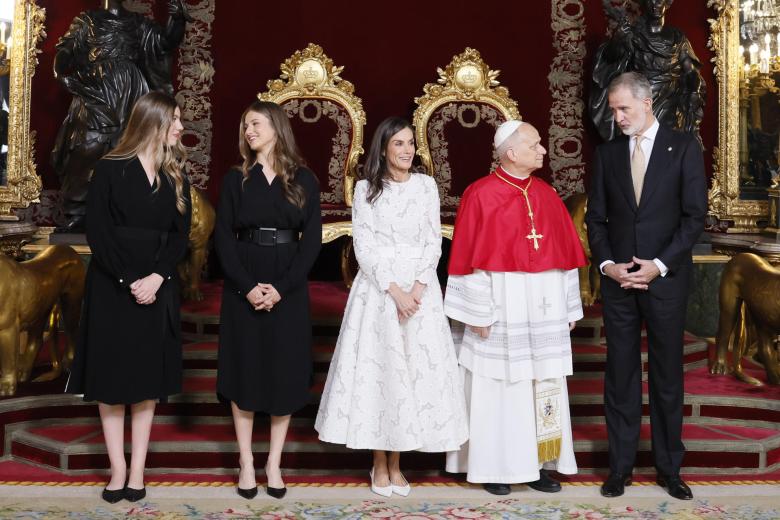 El papa León XIV acompañado de los reyes Felipe y Letizia, la princesa Leonor y la infanta Sofía en el Salón del Trono del Palacio Real donde se realiza el saludo a las autoridades