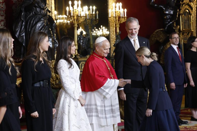 La presidenta de Extremadura, María Guardiola (d), saluda al papa León XIV en presencia del rey Felipe VI, la reina Letizia, la pricesa Leonor y la infanta Sofía, en el tradicional besamanos que ha tenido lugar en el Salón del Trono del Palacio Real