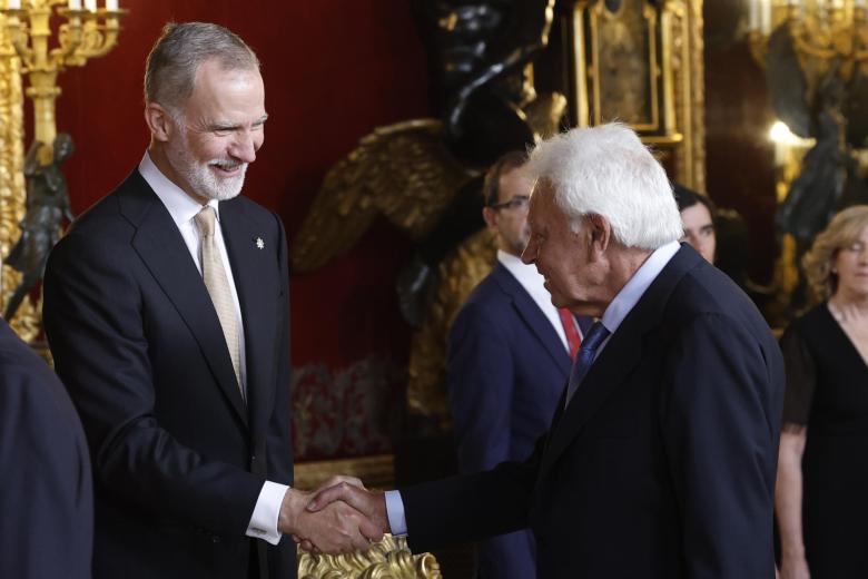 El rey Felipe VI saluda al ex presidente del Gobierno Felipe González, durante el tradicional besamanos que ha tenido lugar en el Salón del Trono del Palacio Real