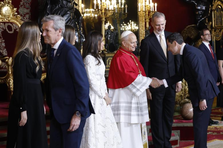 El presidente de la Junta de Andalucía, Juanma Moreno (d), saluda al papa León XIV en presencia del rey Felipe VI, durante el tradicional besamanos