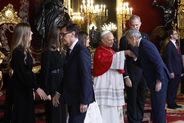 El presidente de Galicia, Alfonso Rueda (d), saluda al papa León XIV en presencia del rey Felipe VI, durante el tradicional besamanos
