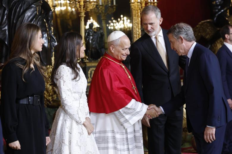 Alberto Núñez Feijóo saluda al papa León XIV