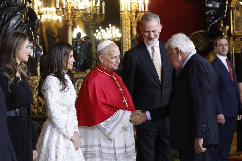 El expresidente del Gobierno Felipe González saluda al papa León XIV