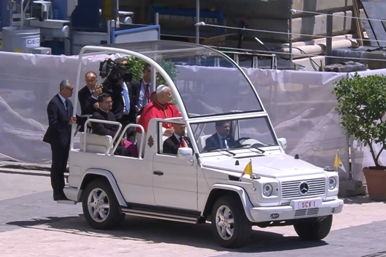 papamóvil