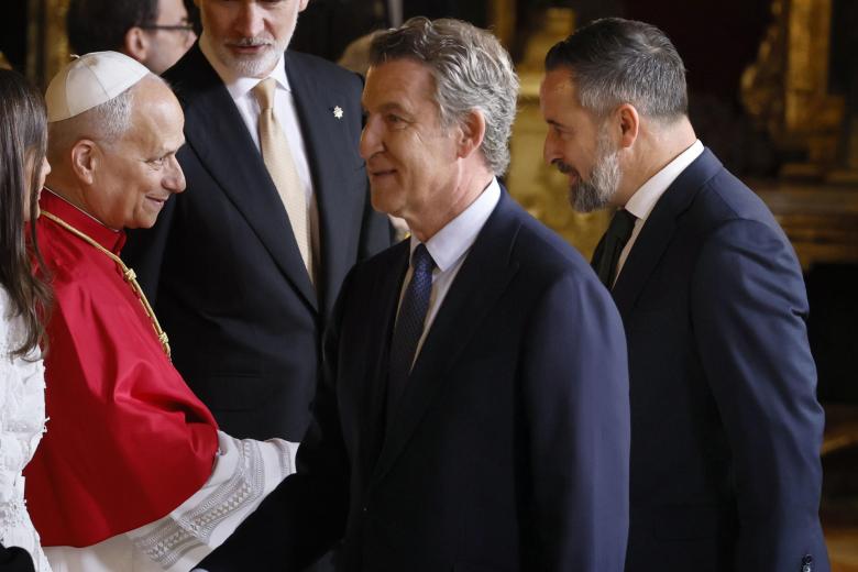 Los líderes del PP y VOX, Alberto Núñez Feijóo, y Santiago Abascal, respectivamente, saludan al papa León XIV