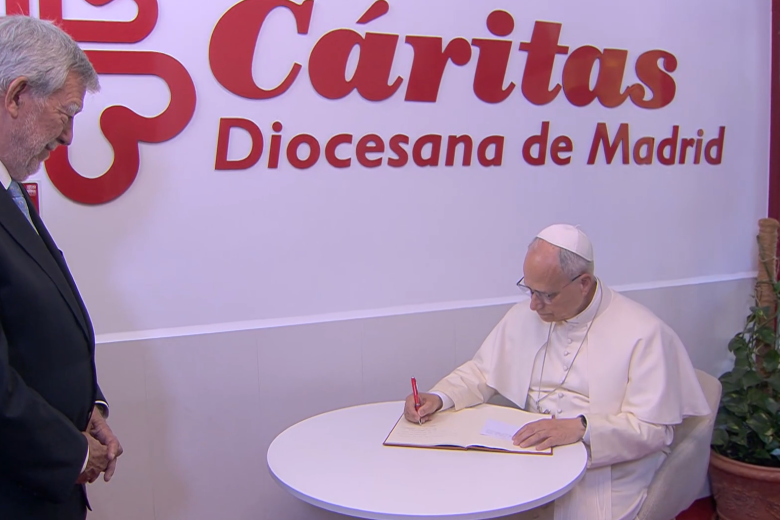León XIV firma el libro de visitas