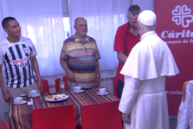 El Papa saluda a tres personas del proyecto 'CEDIA 24 horas' de Cáritas en Lucero