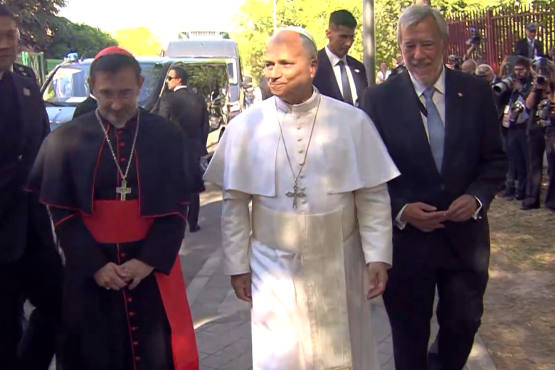 El Papa a su llegada al 'CEDIA 24 horas' de Cáritas en Lucero