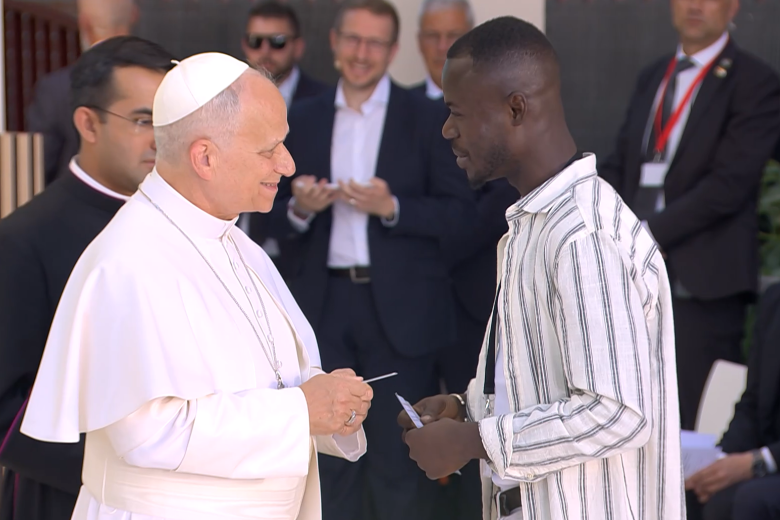 El Papa recibe la tarjeta de residencia de una de las personas que ha pasado por el CEDIA