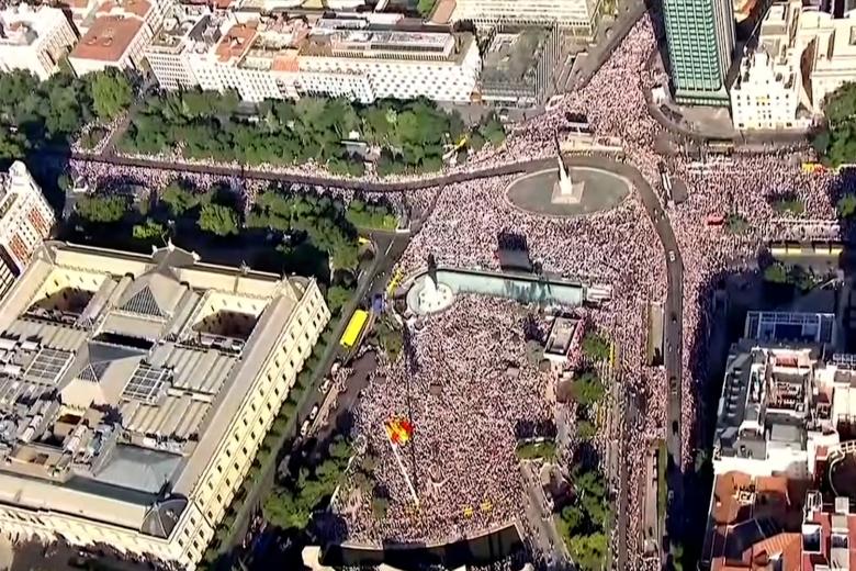 La impactante imagen de la Plaza de Colón abarrotada para acompañar al Papa durante la Misa en Cibeles