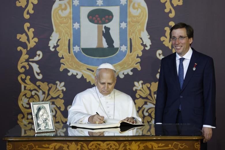 El papa León XIV firma en el libro de honor junto al alcalde de Madrid, José Luis Martínez-Almeida antes de la misa del Corpus Christi en Cibeles