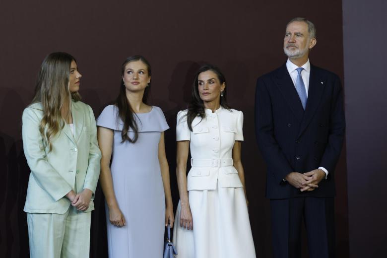 El rey Felipe VI, la reina Letizia, la princesa Leonor y la infanta Sofía durante la firma del papa León XIV