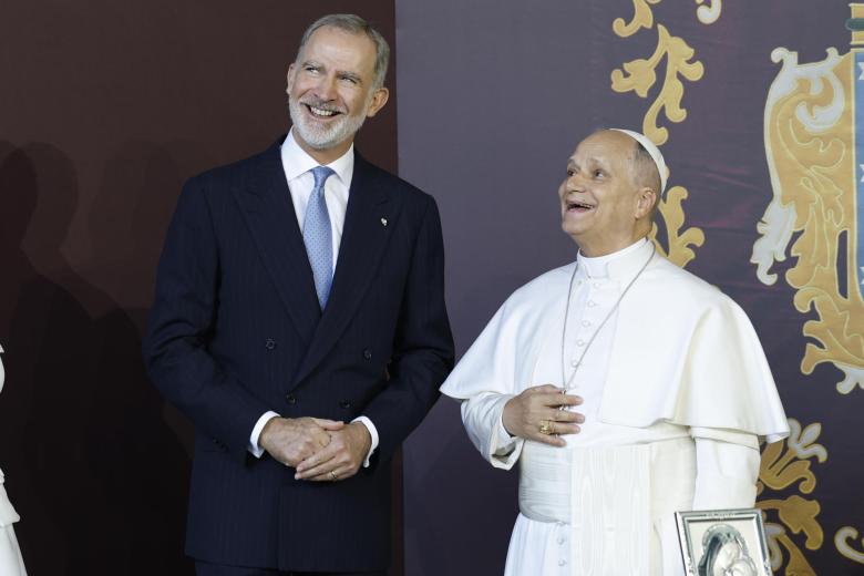 El papa León XIV ríe con el rey Felipe VI tras firmar en el libro de honor en el Ayuntamiento de Madrid