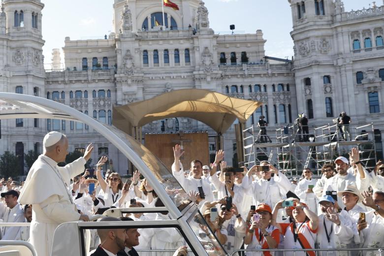 El papa León XIV saluda desde el papa móvil a su llegada a la plaza Cibeles para oficiar la misa del Corpus Christi