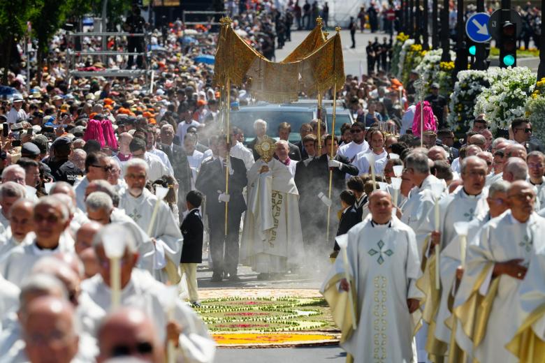 MADRID, 07/06/2026.- El papa León XIV durante la procesión del Corpus Christi