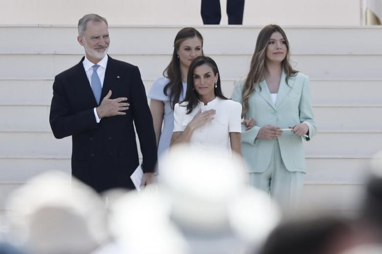 El rey Felipe, la reina Letizia, la princesa Leonor y la infanta Sofía saludan a los fieles tras asistir a la misa del Corpus Christi