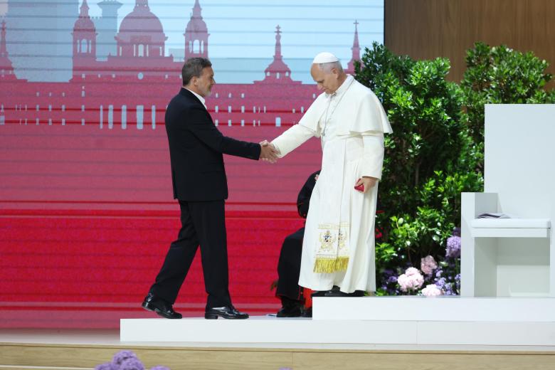 El Papa León XIV saluda al actor Antonio Banderas durante el encuentro 'Tejer redes con el mundo de la cultura, la educación, la empresa y el deporte'