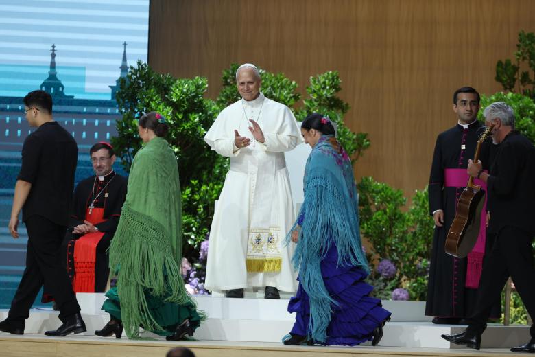 El Papa León XIV aplaude a la bailaora Sara Baras y su elenco de artistas