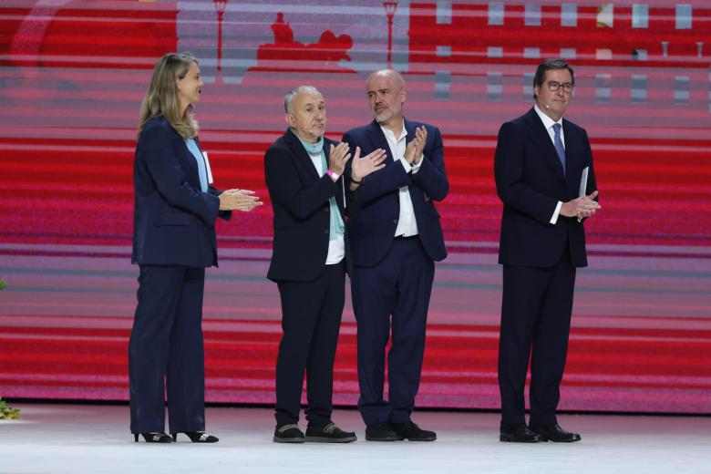 Los secretarios generales de UGT, Pepe Álvarez (2i), y CCOO, Unai Sordo (2d), el presidente de la CEOE, Antonio Garamendi (d), y la y la presidenta de CEPYME, Ángela de Miguel (i)