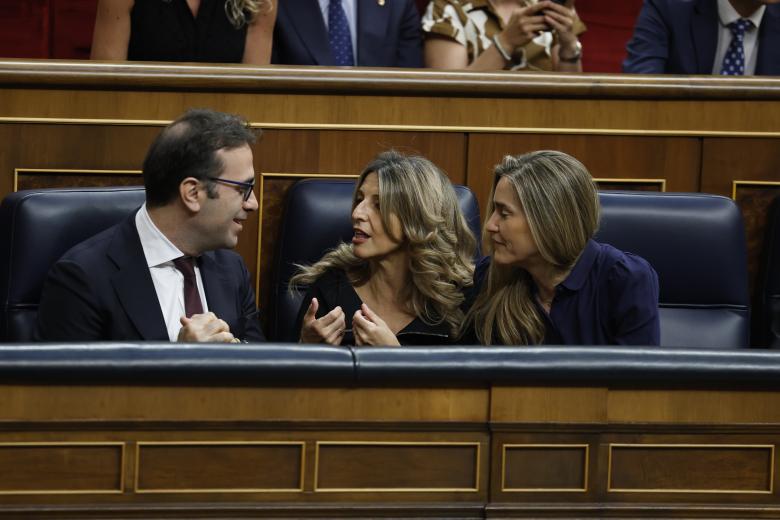 Los vicepresidentes del Gobierno Carlos Cuerpo, Yolanda Díaz y Sara Aagesen en el Congreso de los Diputados antes del discurso del Papa León XIV