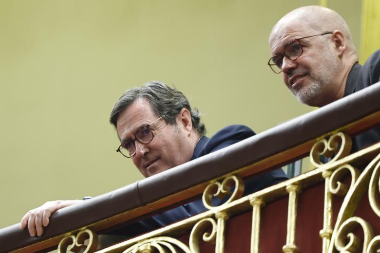 El presidente de la CEOE, Antonio Garamendi, y el secretario general de CCOO, Unai Sordo, en la tribuna de invitados del Congreso donde el papa León XIV pronunciaba su histórico discurso