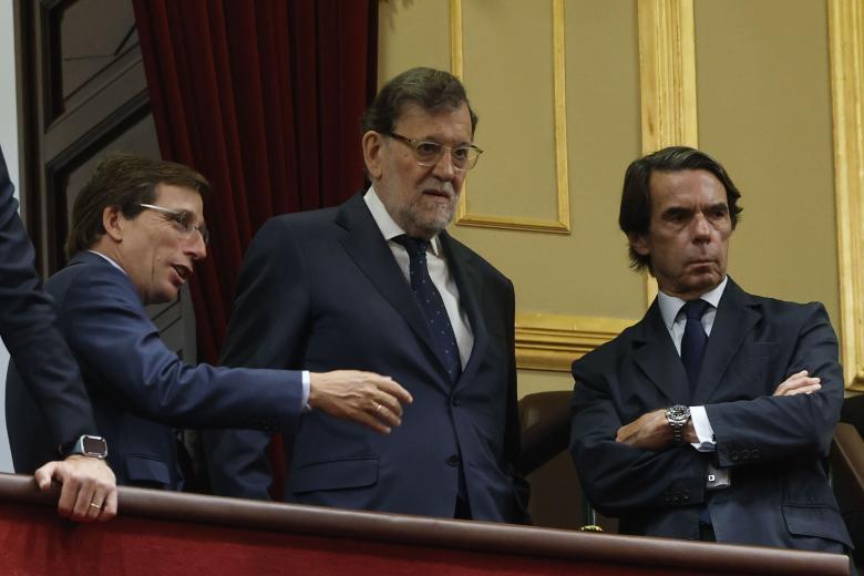 El alcalde de Madrid José Luis Martínez Almeida, junto a los expresidentes del Gobienro Mariano Rajoy y José María Aznar, en la tribuna de invitados del Congreso de los Diputados