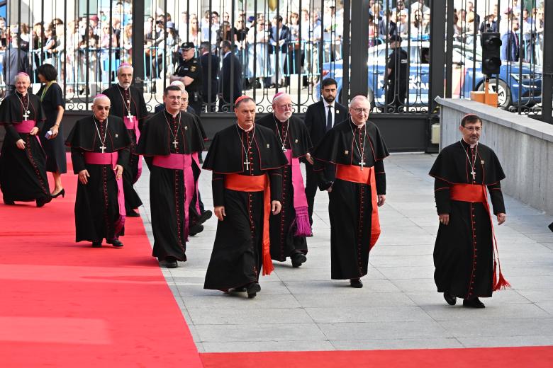 Los cardenales y obispos españoles, a su llegada al Congreso de los Diputados donde el Papa pronunciaba su histórico discurso