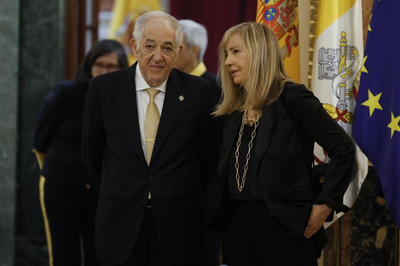 El presidente del Tribunal Constitucional, Cándido Conde-Pumpido (i) conversa con la presidenta del Tribunal Supremo y del Consejo General del Poder Judicial, Isabel Perelló, en el Salón Pasos Perdidos del Congreso de los Diputados