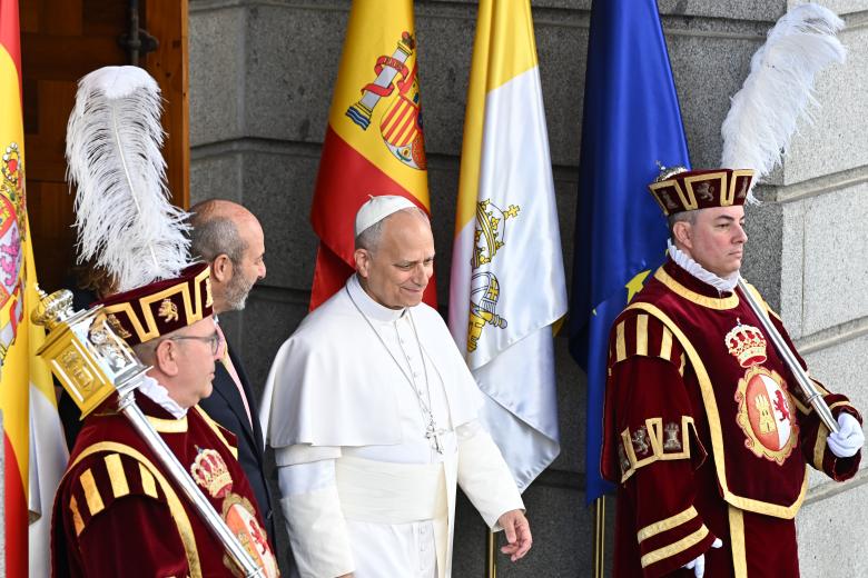 León XIV, saliendo del Congreso de los Diputados tras pronunciar su discurso