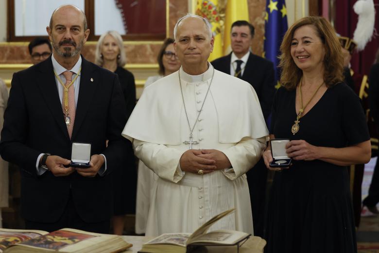 El presidente del Senado Pedro Rollán y la presidenta del Congreso Francina Armengol intercambian regalos con el Papa