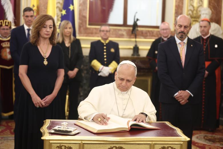«Con el deseo de que los derechos de todos estén siempre en el ejercicio de la actividad legislativa de esta sede democrática de la soberanía nacional española», dejaba escrito el Santo Padre en el libro de Honor del Congreso