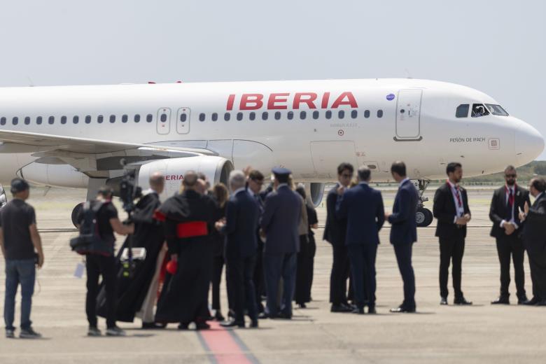 Las autoridades civiles y religiosas contemplan la llegada del avión en el que León XIV llegaba desde Madrid para dar comienzo a la visita a Barcelona
