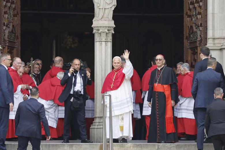 El Papa saluda a los fieles congregados en la plaza de la Seu desde la puerta de la catedral de la Santa Cruz y Santa Eulalia ha presidido el rezo de Sexta en la catedral de la Santa Cruz y santa Eulalia