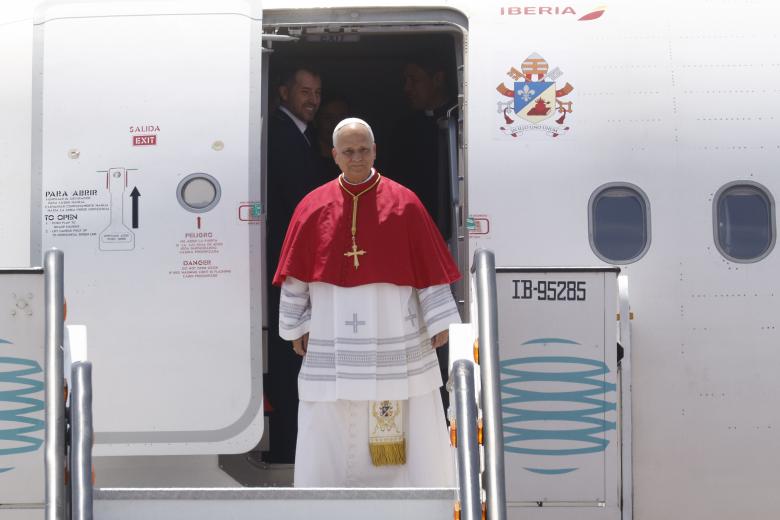 El Papa baja del avión de Iberia con el que llegaba de Madrid, decorado con el escudo pontificio