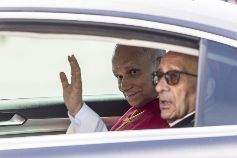 El Papa junto al cardenal Juan José Omella en el coche que los llevaría del aeropuerto del Prat hacia la catedral de Barcelona