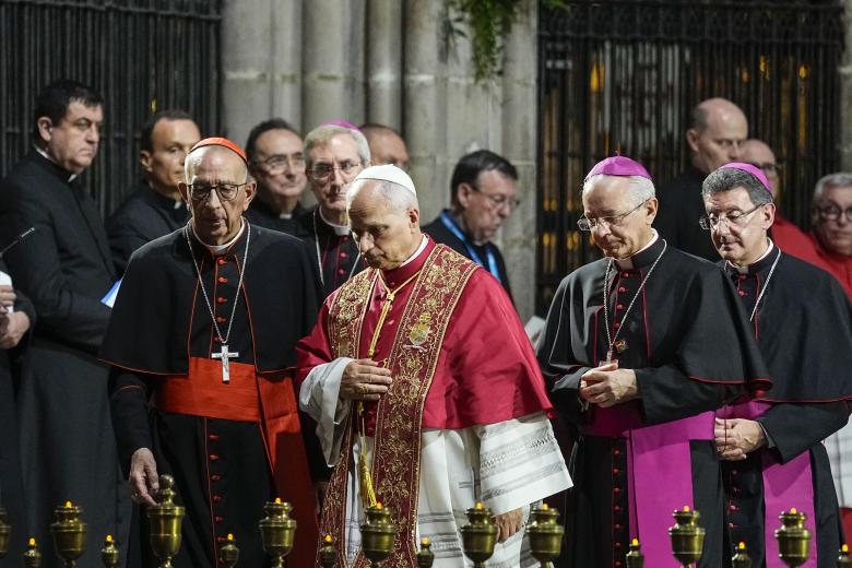 El Santo Padre entra en la catedral de Barcelona. A su llegada, se le ha impuesto una estola roja, con la que ha presidido el rezo de la Liturgia de las Horas