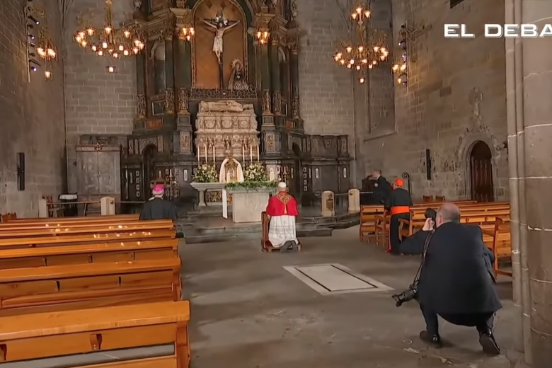 A su llegada al templo, León XIV ha rezado de rodillas ante el Santísimo Sacramento en su capilla, que se encuentra coronada por el Cristo de Lepanto