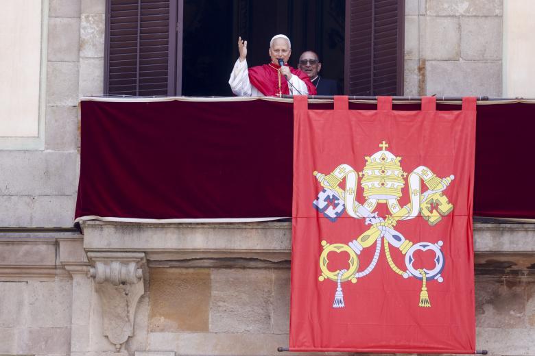 Antes de retirarse para preparar la gran cita de la visita, la vigilia de oración en Montjuïc, el Papa ha bendecido a los presentes en la plaza de la Seu