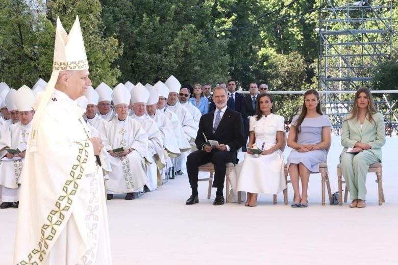 Madrid (Spain), 07/06/2026.- A handout photo made available by the Spanish Royal House shows King Felipe VI (C), Queen Letizia (3-R), Crown Princess Leonor (2-R) and Princess Sofia (R) attending a Corpus Christi mass led by Pope Leo XIV (L) in Cibeles Square, Madrid, Spain, 07 June 2026. Leo XIV is visiting Spain from 06 to 12 June, with stops in Madrid, Barcelona and Canary Islands. (Papa, España) EFE/EPA/JOSE JIMENEZ HANDOUT HANDOUT EDITORIAL USE ONLY/NO SALES