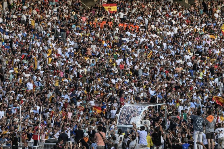 León XIV entrando en papamóvil al Estadio Olímpico de Barcelona, ante una grada abarrotada