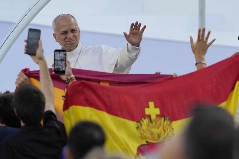 Los asistentes portaron numerosas banderas de España con el Sagrado Corazón de Jesús durante la vigilia de los jóvenes