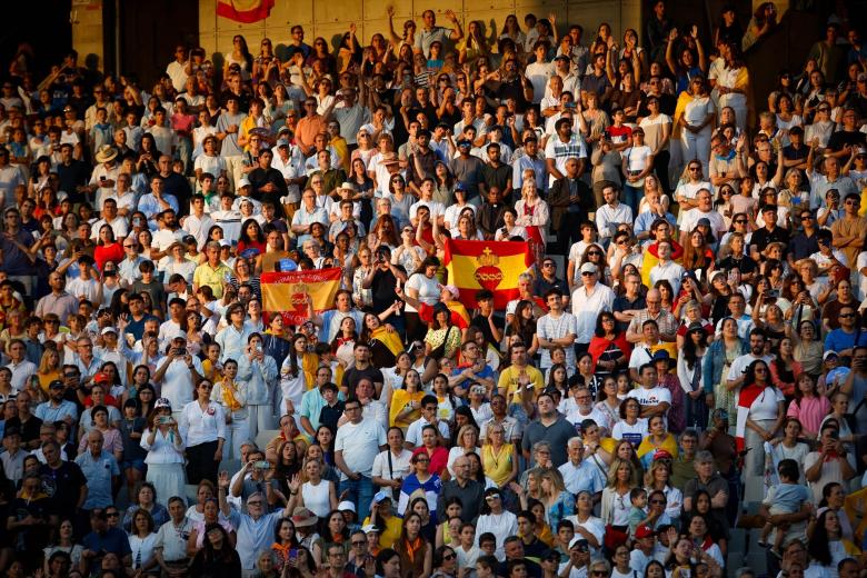 El acto multitudinario de Montjuic, concebido como preparación espiritual para los eventos centrales del día siguiente, ha reunido a más de 40.000 fieles en el interior del recinto, aunque cientos se agolpaban a las puertas con la esperanza de poder entrar para ver al Santo Padre