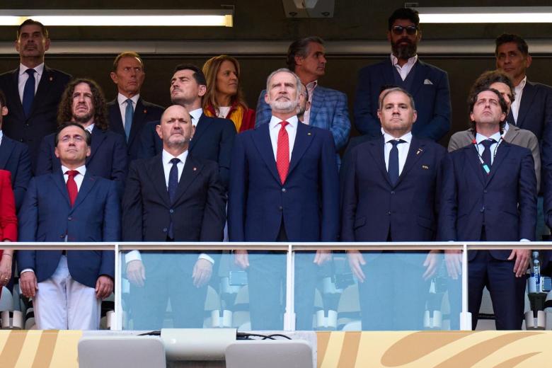 Felipe VI en el partido de España - Uruguay acompañado de (izquierda a derecha) José Manuel Albares, Rafael Louzán, Victor Montagliani e Ignacio Alonso