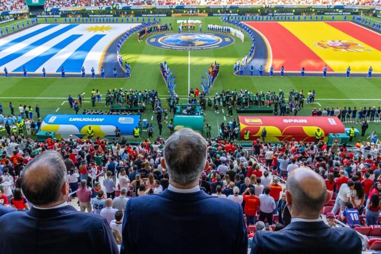 Felipe VI junto a Rafael Louzán, presidente de la RFEF y Victor Montagliani, vicepresidente de la FIFA, durante los himnos de España y Uruguay