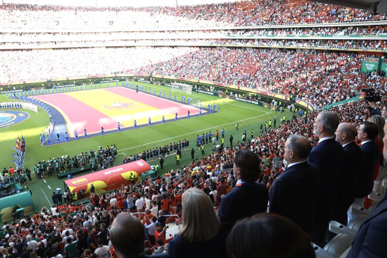 Felipe VI, con la enorme bandera de España sobre el terreno de juego