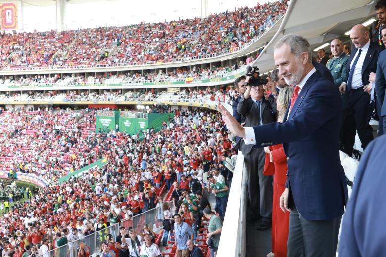 El Rey Felipe VI saluda a los aficionados en el Estadio de Guadalajara antes del Uruguay - España