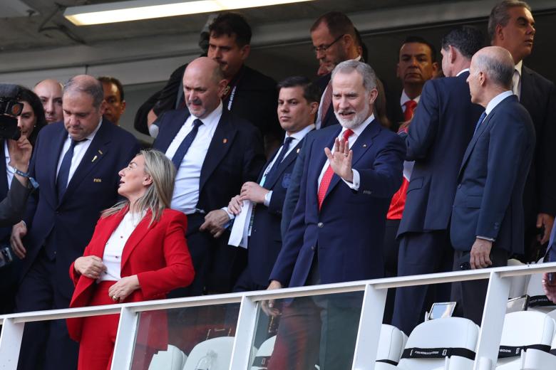 Felipe VI saluda a los aficionados en el Estadio de Guadalajara, donde también está la ministra de Deportes, Milagros Tolón
