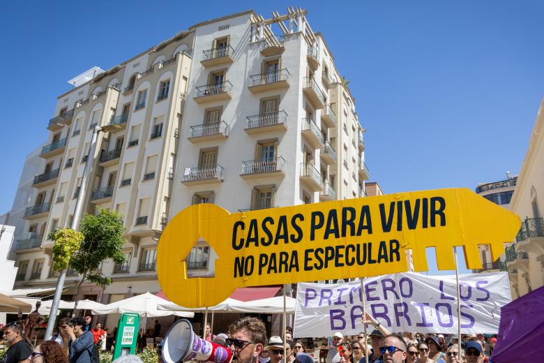 El secretario general del PP de Málaga, José Ramón Carmona, ha denunciado este sábado el "fracaso absoluto" del Gobierno de Sánchez ante la crisis de vivienda que vive el país y sus políticas fallidas para abordar la situación, por lo que ha tachado de "cinismo" que los partidos de izquierda se manifiesten hoy contra sí mismos.