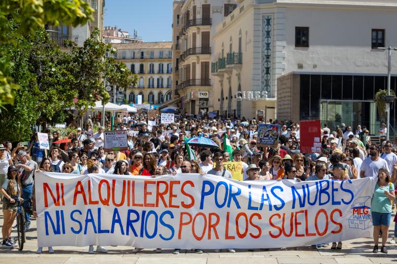 El coordinador de Izquierda Unida (IU) en Andalucía y diputado en el Congreso, Toni Valero, que ha asistido a la manifestación, ha señalado que con esta movilización se vuelve a demostrar que no van a parar hasta que se resuelva el problema de la vivienda en España.